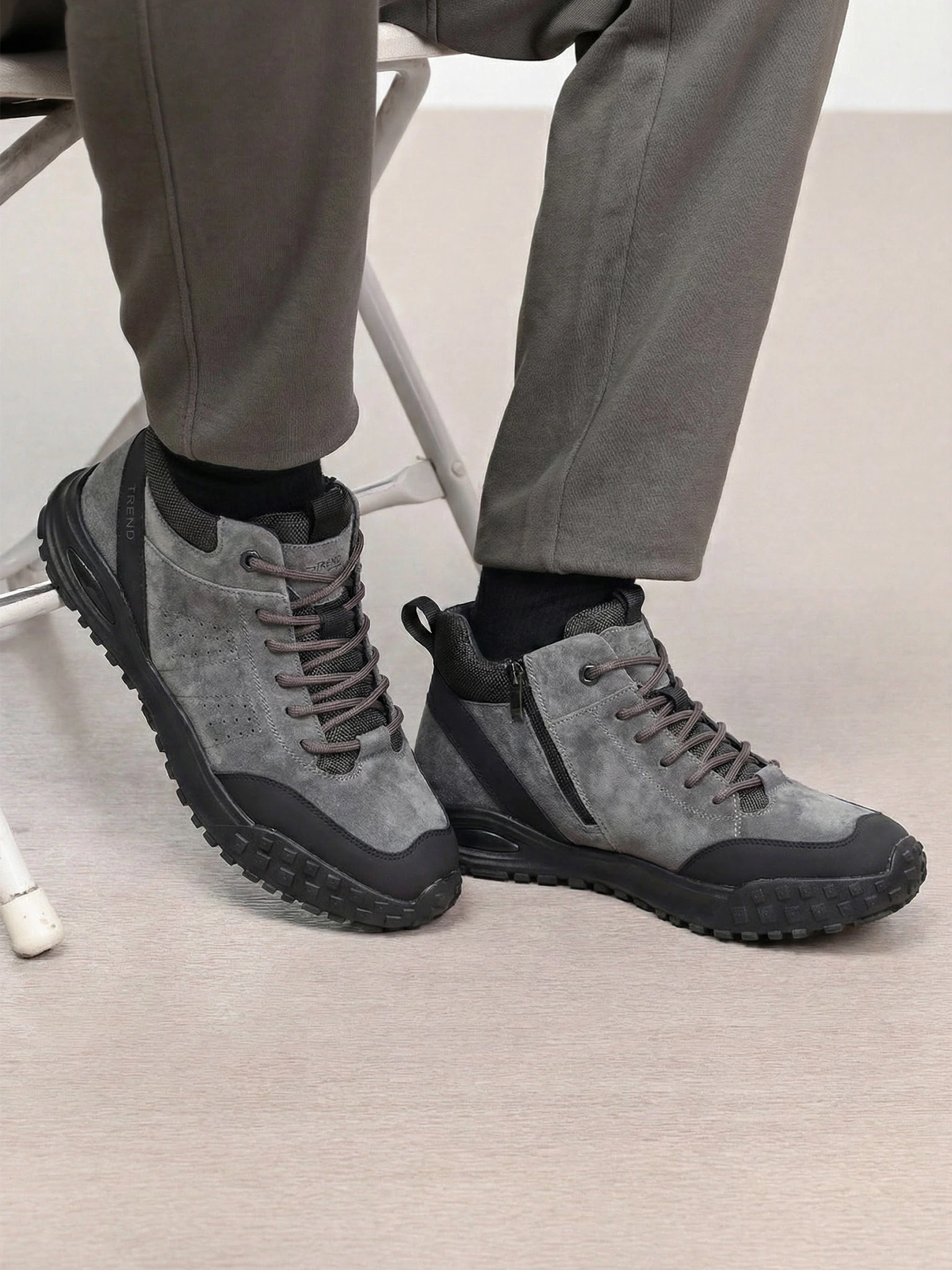 Кроссовки серого цвета комбинированные на низкой подошве